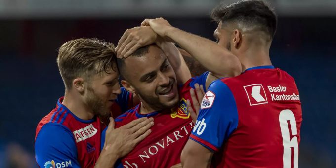 Arthur Cabral wird für seine Tore beglückwünscht. FC Basel YB