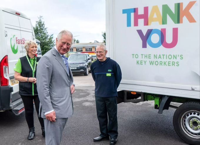 Prinz von Wales, steht im Rahmen des Besuchs eines Verteilzentrums der britischen Supermarktkette «Asda» bei zwei Mitarbeitern. Coronavirus - Grossbritannien