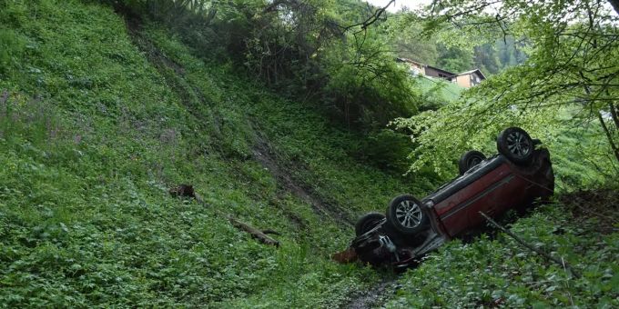 Ein 54-jähriger Autolenker ist am Donnerstag in Schiers im Prättigau GR mit seinem Fahrzeug 100 Meter einen Abhang hinunter gestürzt. Graubünden