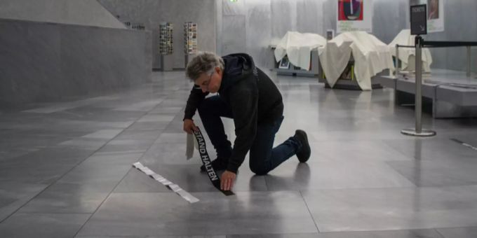Ein Mitarbeitender klebte Abstandsmarkierungen als Schutzmassnahme vor dem Coronavirus vor der bevorstehenden Wiedereröffnung des Kunstmuseums Basel auf. Coronavirus