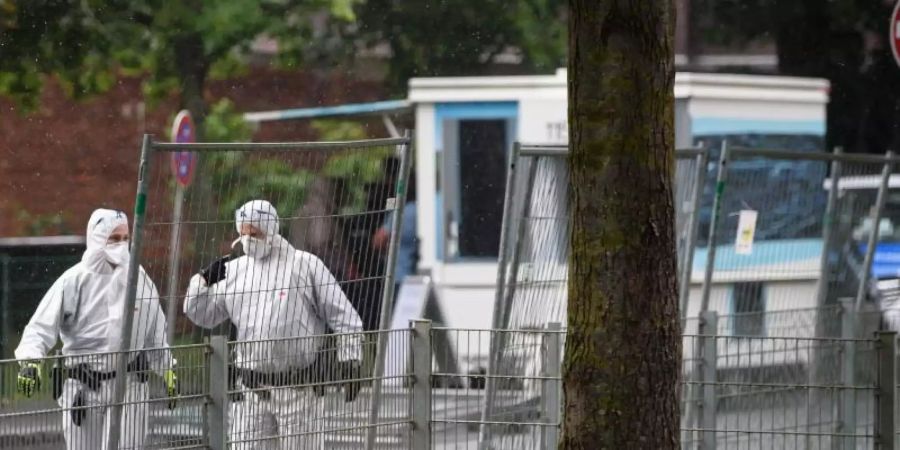 Angesichts von neuen Coronavirus-Infektionen in dem Hochhaus ist der Gebäudekomplex vollständig unter Quarantäne gestellt worden. Foto: Swen Pförtner/dpa