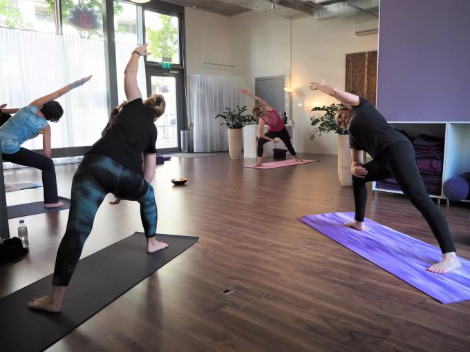 Seit dem 8. Juni dürfen wieder Yogastunden im Studio durchgeführt werden. Yoga Femina Glattpark