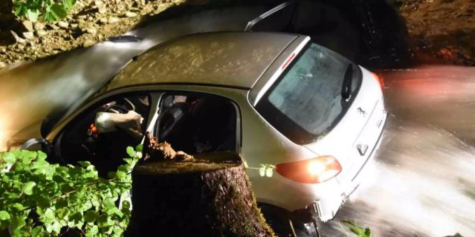 In Dreien SG stürzte ein Auto über einen kleinen Wasserfall in den Gonzenbach. Wasserfall
