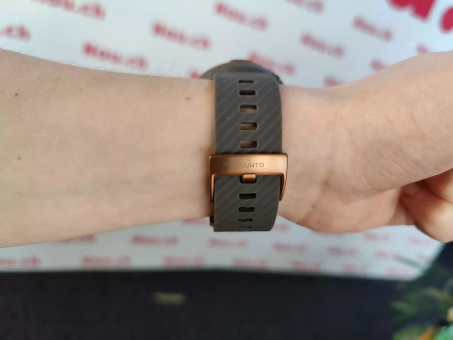 Das Gummiband der Sunnto 7 in der Farbe Graphite Copper. Es stehen drei weitere Farbvarianten zur Wahl.