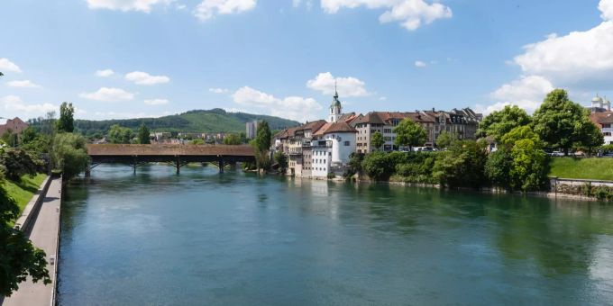Aareufer und Altstadt mit der historischen Holzbrücke - Olten. Aareufer und Altstadt mit der historischen Holzbrücke - Olten.