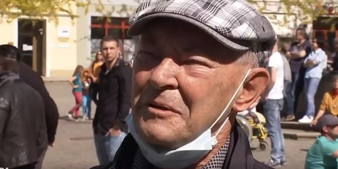 Corona-Ticker - Covidiot greift weinenden Demo-Opa an