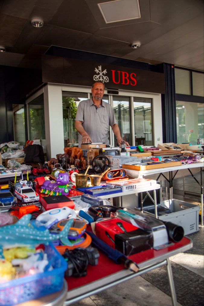 Saleh B. hinter seinem Stand am Flohmarkt