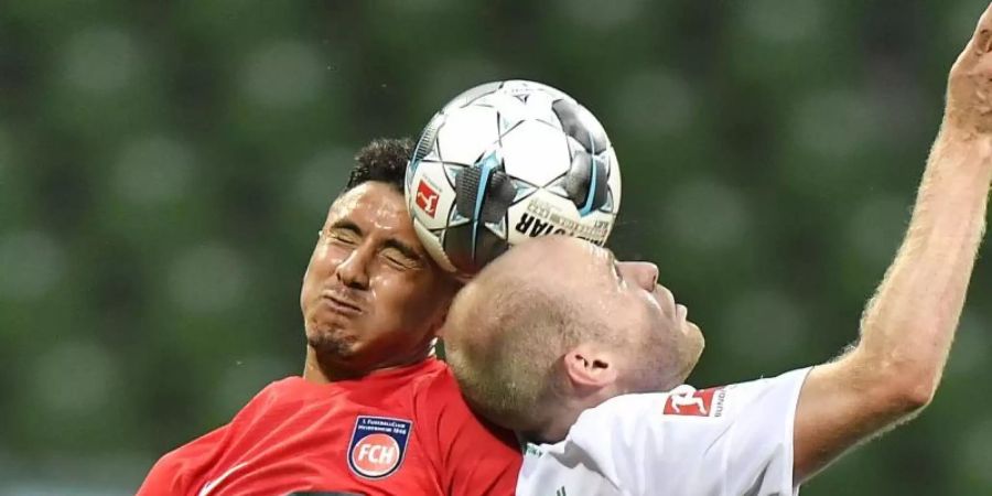 Im Relegationsspiel zwischen dem 1. FC Heidenheim und Werder Bremen wird es hart zur Sache gehen. Foto: Martin Meissner/AP POOL/dpa