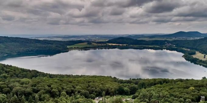 Der Lacher See, Luftaufnahme mit einer Drohne. Der Eifel-Vulkanismus ist noch aktiv. Foto: Thomas Frey/dpa Der Lacher See, Luftaufnahme mit einer Drohne. Der Eifel-Vulkanismus ist noch aktiv. Foto: Thomas Frey/dpa
