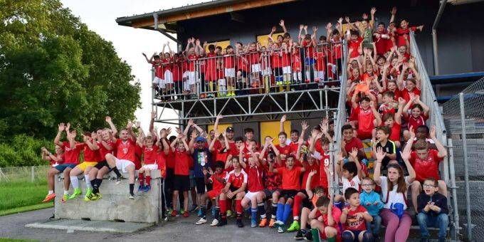 Der FC Kappel vor den neuen Garderoben. FC Kappel Fussball