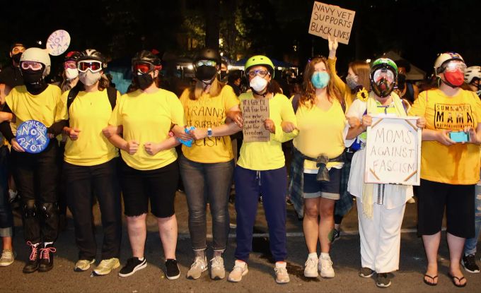 Mütter in Portland mobilisieren sich zu Hunderten für die BLM-Proteste. Wall of Moms
