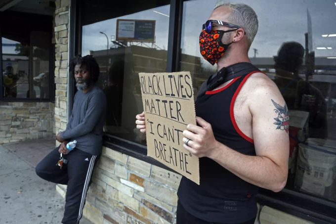 Nach Polizeigewalt: Die Demonstranten versammeln sich am Dienstag in der Nähe des Ortes, an dem ein Mann gestorben ist, der Montagabend in Minneapolis in Polizeigewahrsam gestorben ist. Polizeigewalt