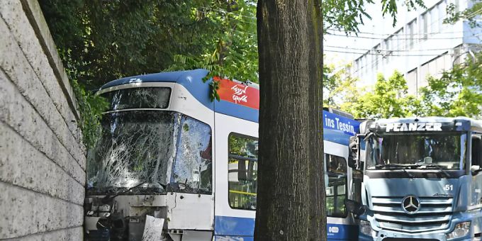Wer in der Schweiz den öffentlichen Verkehr benützt, reist sicher. Wenn es zu Unfällen kommt, dann meist, weil andere Verkehrsteilnehmende die Vorschriften im Strassenverkehr missachten. (Symbolbild) Wer in der Schweiz den öffentlichen Verkehr benützt, reist sicher. Wenn es zu Unfällen kommt, dann meist, weil andere Verkehrsteilnehmende die Vorschriften im Strassenverkehr missachten. (Symbolbild)