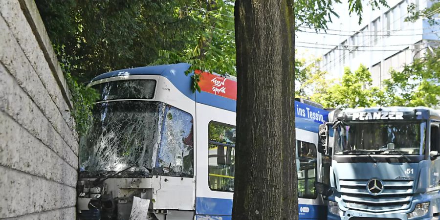 Wer in der Schweiz den öffentlichen Verkehr benützt, reist sicher. Wenn es zu Unfällen kommt, dann meist, weil andere Verkehrsteilnehmende die Vorschriften im Strassenverkehr missachten. (Symbolbild)