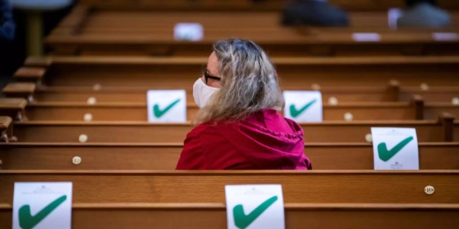 Besucherin in einer Berliner Kirche