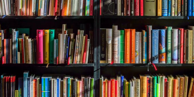 Die Öffentliche Bibliothek Einsiedeln hat einen Abholservice lanciert. Einsiedeln Bücher Bibliothek