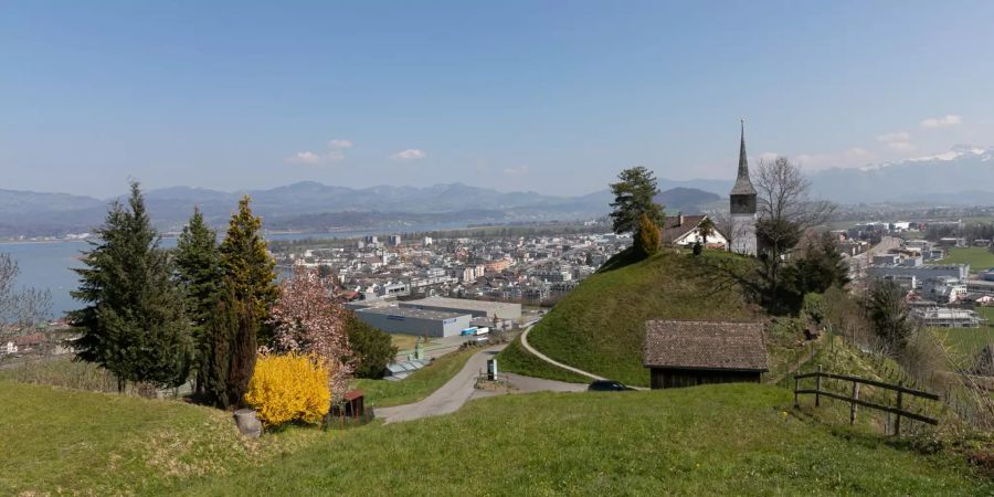 Blick auf Altendorf und die Kirche St. Johann in Altendorf.