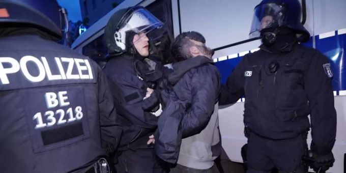 Polizisten führen einen Demonstranten ab. Foto: Michael Kappeler/dpa Polizisten führen einen Demonstranten ab. Foto: Michael Kappeler/dpa