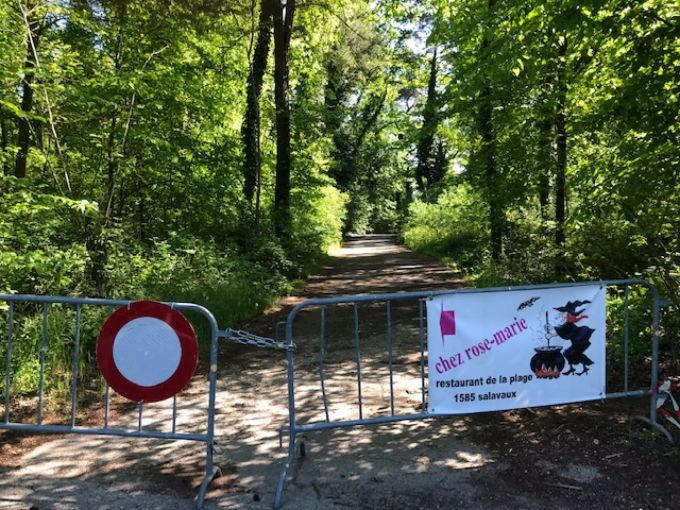Die Auto-Zufahrt zum Restaurant Chez Rose-Marie am Sandstrand in Salavaux ist abgesperrt. coronavirus