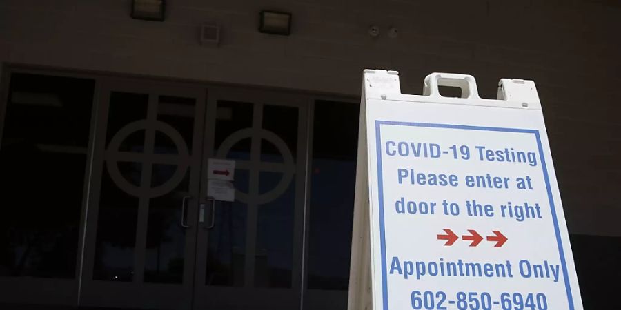 Ein Schild weist auf den Eingang zu einem Corona-Testbereich der «St. Vincent de Paul medical clinic» in Arizona hin. Die USA ist das Land mit den meisten Corona-Toten weltweit. Foto: Ross D. Franklin/AP/dpa