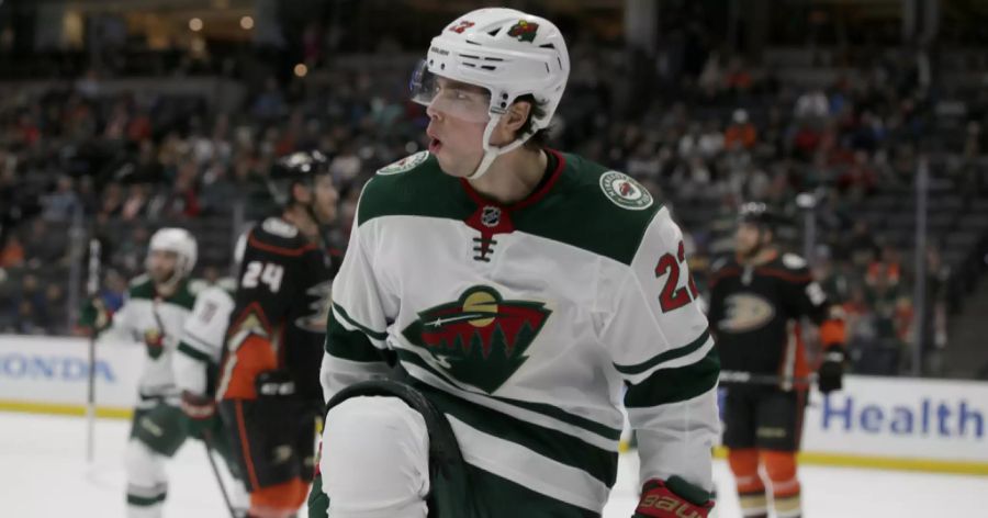 NHL-Stürmer Kevin Fiala jubelt im Dress der Minnesota Wild.