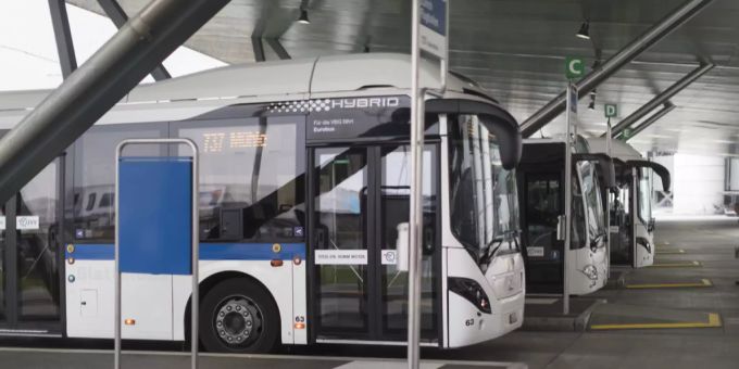 Die Haltestellen in Kloten und Opfikon sollen hindernisfrei werden. (Symbolbild) VBG