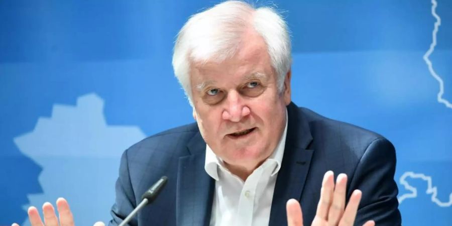Innenminister Horst Seehofer hat eine Kolumne in der «taz» scharf kritisiert, will aber von einer Strafanzeige absehen. Foto: Martin Schutt/dpa-Zentralbild/dpa