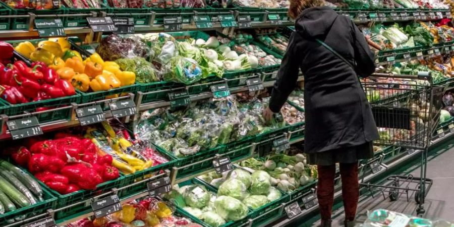 Erste Discounter werben bereits mit Preissenkungen - dabei soll die Mehrwertsteuer erst am 1. Juli sinken. Foto: Jens Büttner/zb/dpa