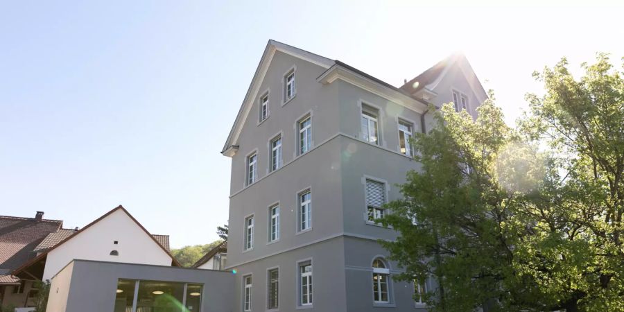Ein Schulgebäude in Birmenstorf (AG). - Bezirk Baden