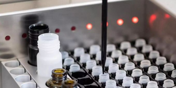 Eine Maschine im Diagnostiklabor zur Analyse auf Covid-19-spezifische Antikörper. Covid-19 Antikörper