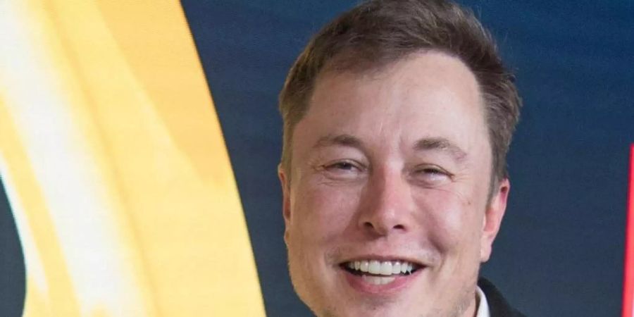 Elon Musk gibt Rätsel auf. Foto: Jörg Carstensen/dpa