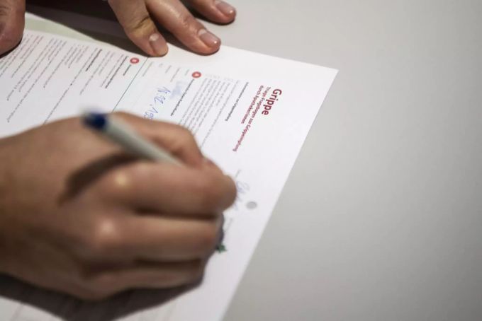 Passagiere müssen Kontaktkarten handschriftlich ausfüllen. Handschrifltiche Formulare