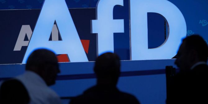 Das Logo der AfD ist zu sehen.