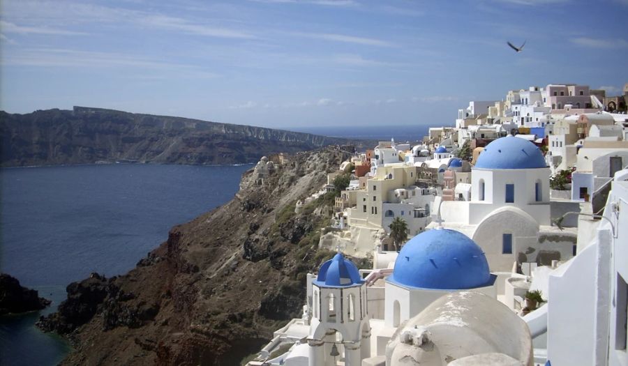 Die griechische Ferieninsel Santorini ist vor allem wegen den unzähligen weissen Häusern bei Reisenden sehr beliebt.