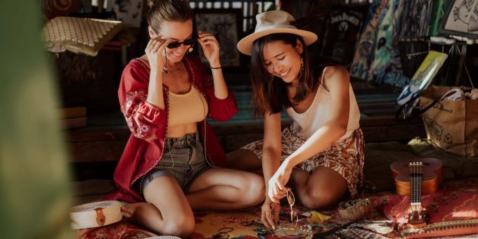 Souvenirs shoppen macht Spass, aber man sollte auf die verwendeten Materialien achten. Zwei Frauen, Tierschutz