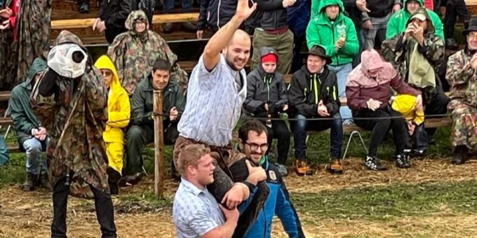 Eidgenosse Martin Hersche holt sich beim Rickenschwinget den Festsieg. Rickenschwinget