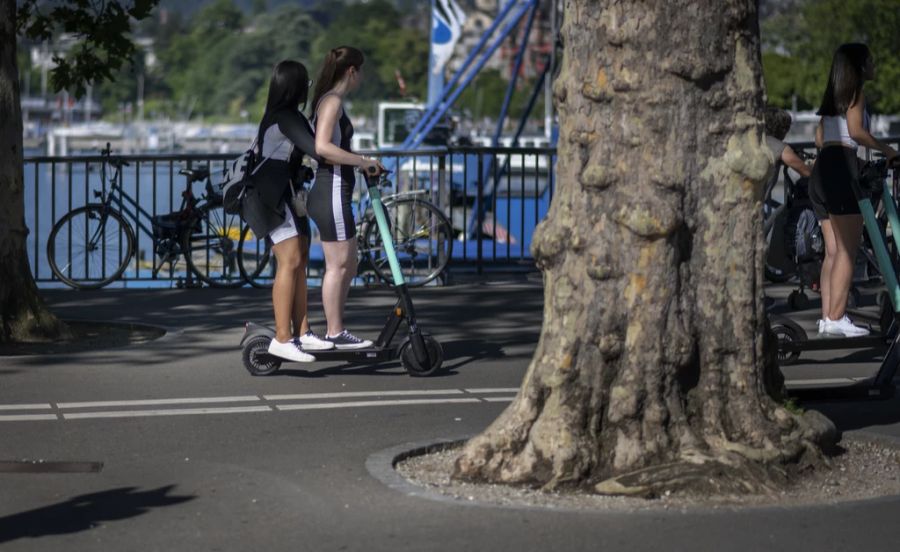 Die Fussgänger nervt nicht nur das Sicherheitsrisiko, sondern auch die blockierten Trottoirs.