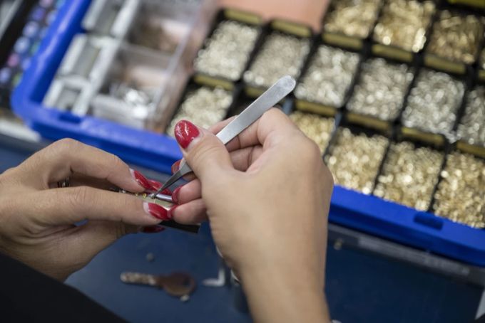 Insgesamt sollen 1800 Arbeitsplätze in Rümlang von den Kürzungen bei Dormakaba betroffen sein. Arbeiterin Dormakaba