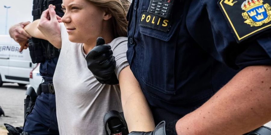 Greta Thunberg wird von der Polizei nach ihrer Protestaktion aus dem Hafen von Malmö entfernt.