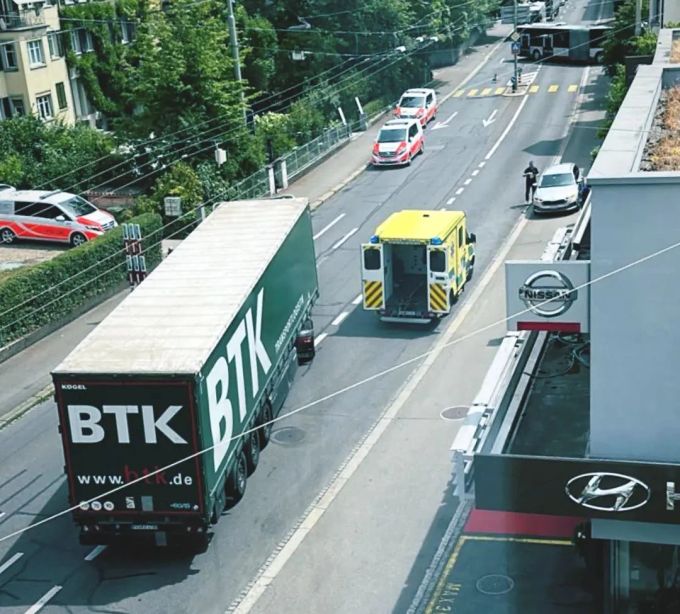 Dieser LKW verhinderte, dass die Irrfahrt des Rentners in Winterthur weiterging. LKW