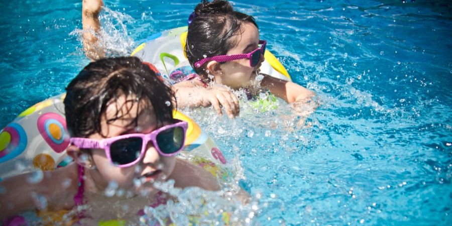 Kinder im Pool