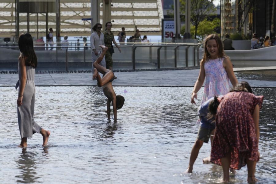 Kinder kühlen sich in Milan ab - Italien warnte bereits am Samstag vor der kommenden Hitzewelle von nächster Woche. In den Städten dürfte es über 40 Grad warm werden.