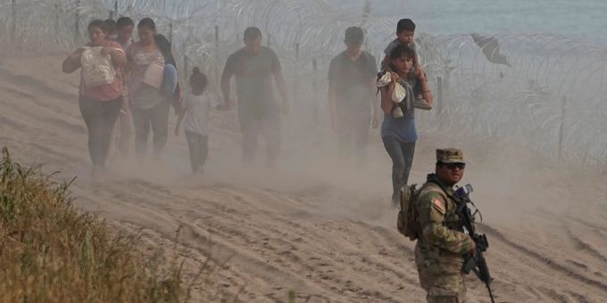 Ein texanischer Wachmann beobachtet Menschen, die den Rio Grande von Mexiko aus in die USA überquert haben. Ein texanischer Wachmann beobachtet Menschen, die den Rio Grande von Mexiko aus in die USA überquert haben.