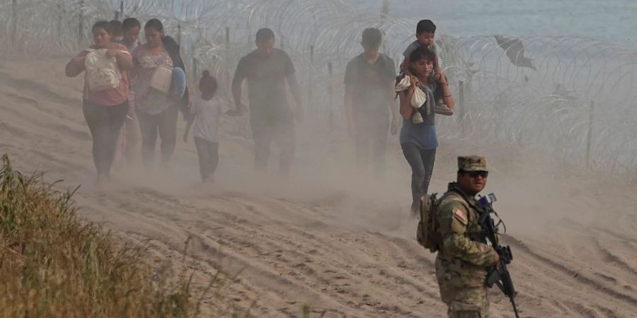 Ein texanischer Wachmann beobachtet Menschen, die den Rio Grande von Mexiko aus in die USA überquert haben.