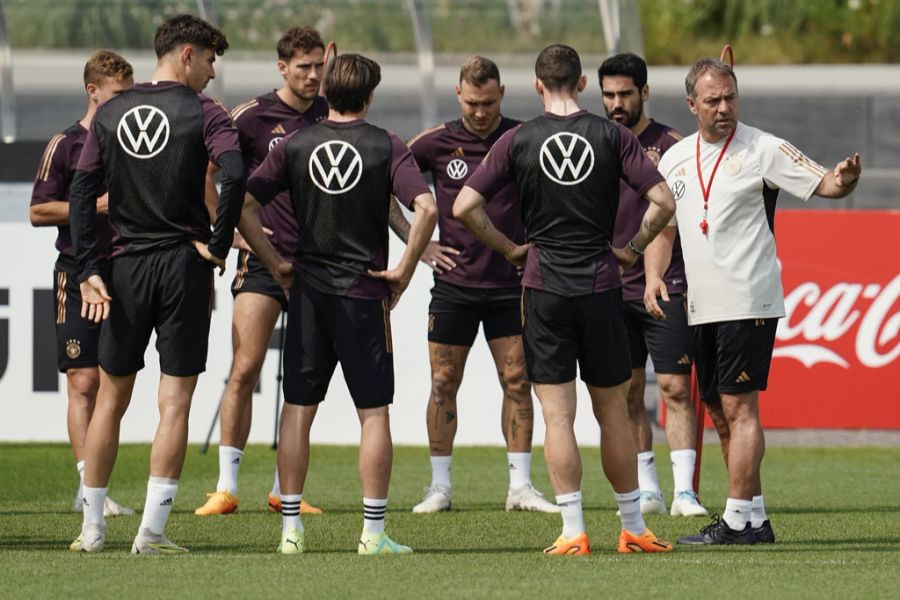 Zusammen zur Trendwende: Die Mannschaft und Trainer Hansi Flick.