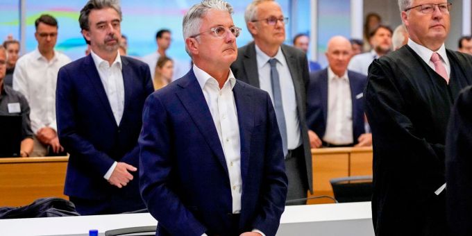 Rupert Stadler (M), ehemaliger Vorstandsvorsitzender des Automobilherstellers Audi, wartet im Landgericht auf das Urteil. rupert stadler