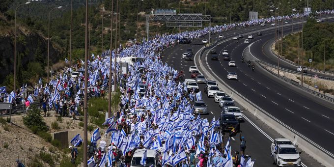 Tausende ziehen am Samstag von Tel Aviv in Richtung Jerusalem. (AP Photo/Ohad Zwigenberg) Israel Politics