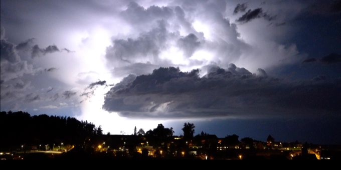 Das Gewitter im Norden der Schweiz erhellt den Himmel (Archiv). Gewitter Schweiz Zürich