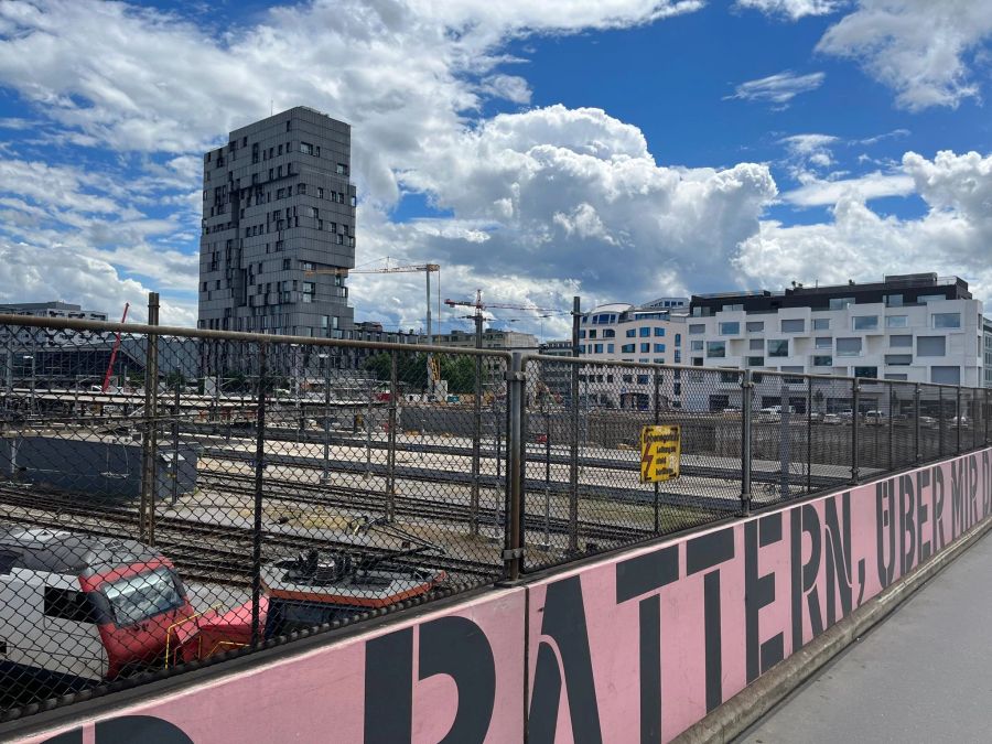 Blick von der Brücke auf den Bahnhof Basel und den Meret-Oppenheimer-Turm.