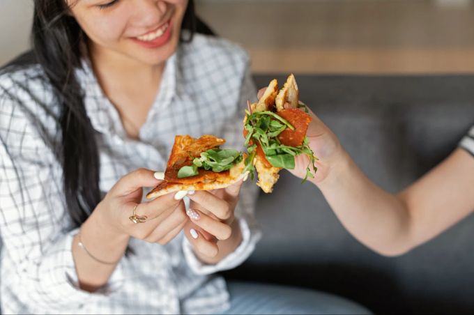 Pizza ist nicht per se ein Dickmacher. Genau so wie man sie nicht immer mit anderen teilt – wobei sich das fast immer richtig gut anfühlt. Pizza Dickmacher teilen andere